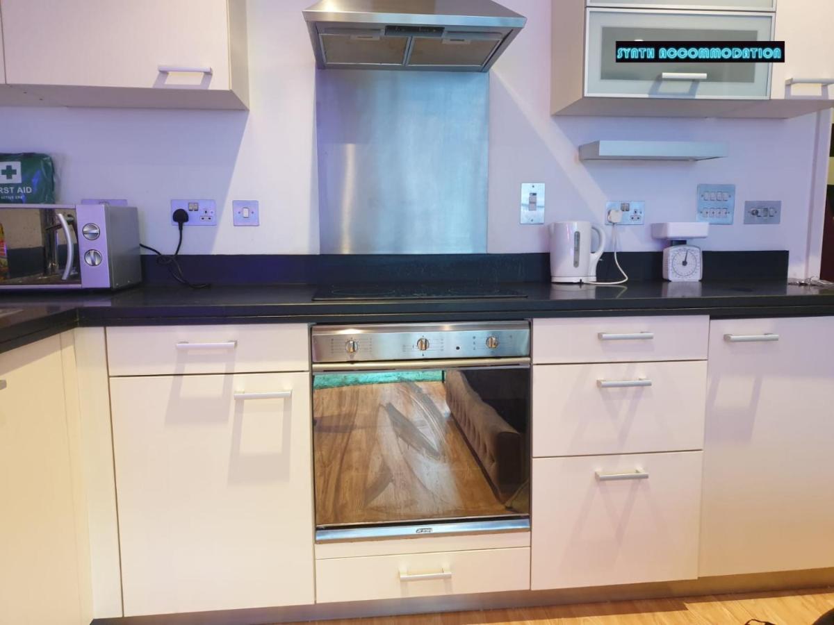 80S Retro 1Bed Studio Serviced Apartment Canary Wharf Perfect For Solo & Couple Travellers Лондон Екстериор снимка