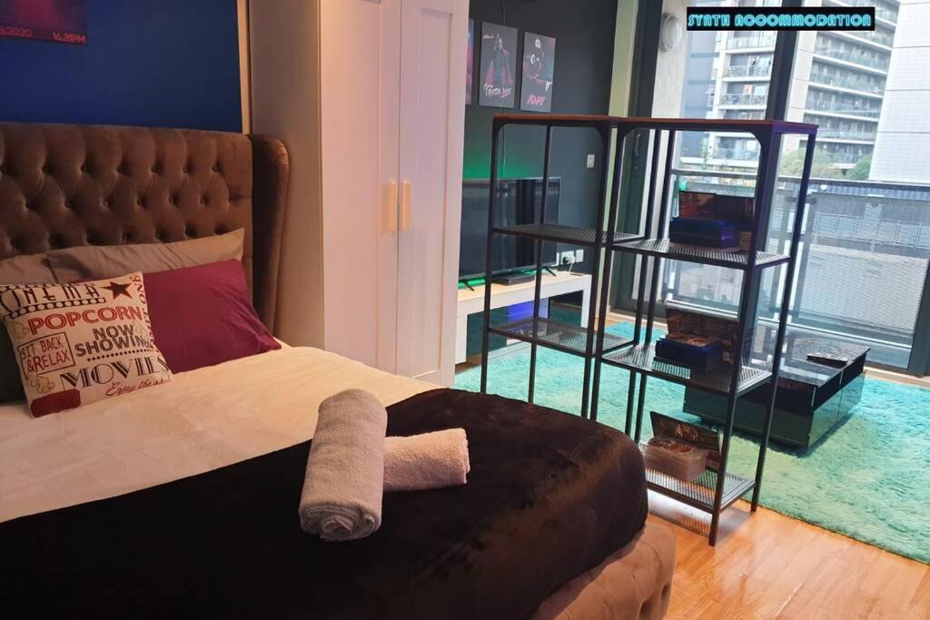 80S Retro 1Bed Studio Serviced Apartment Canary Wharf Perfect For Solo & Couple Travellers Лондон Екстериор снимка