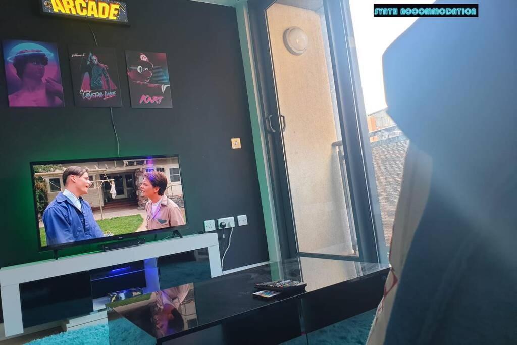 80S Retro 1Bed Studio Serviced Apartment Canary Wharf Perfect For Solo & Couple Travellers Лондон Екстериор снимка