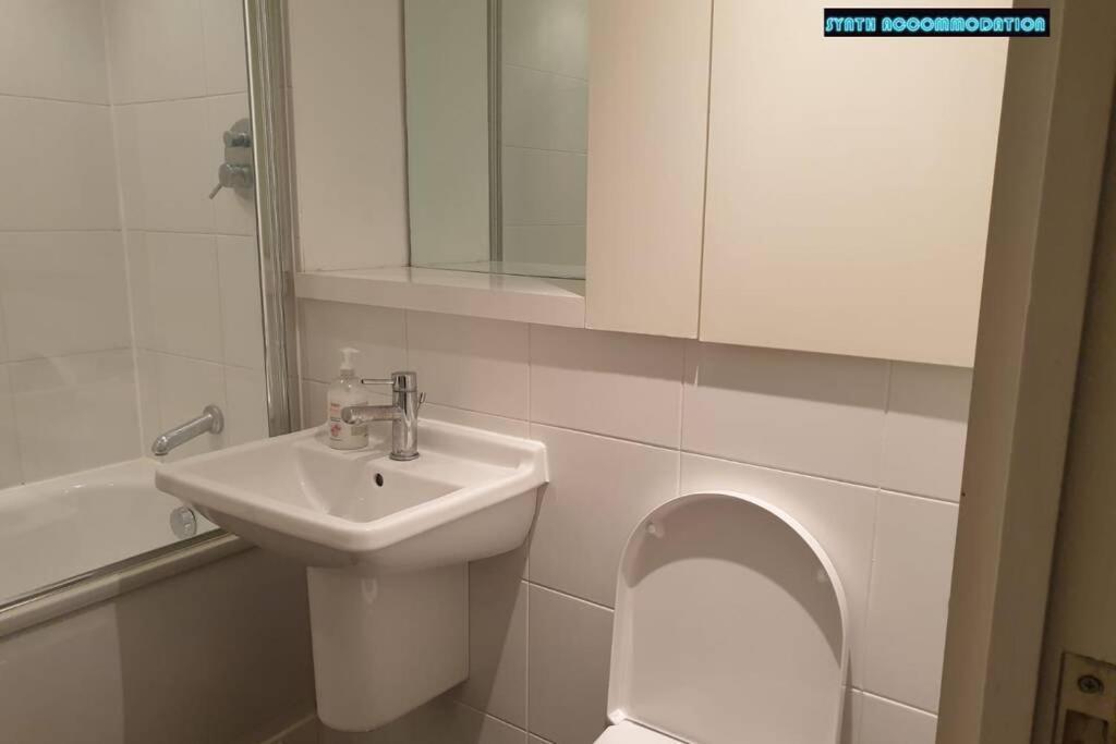 80S Retro 1Bed Studio Serviced Apartment Canary Wharf Perfect For Solo & Couple Travellers Лондон Екстериор снимка