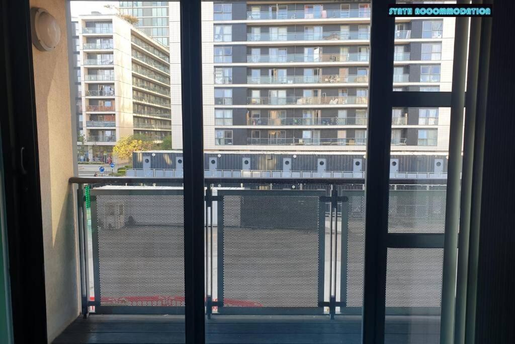 80S Retro 1Bed Studio Serviced Apartment Canary Wharf Perfect For Solo & Couple Travellers Лондон Екстериор снимка