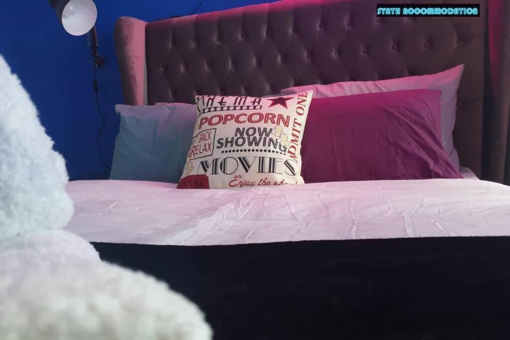 80S Retro 1Bed Studio Serviced Apartment Canary Wharf Perfect For Solo & Couple Travellers Лондон Екстериор снимка