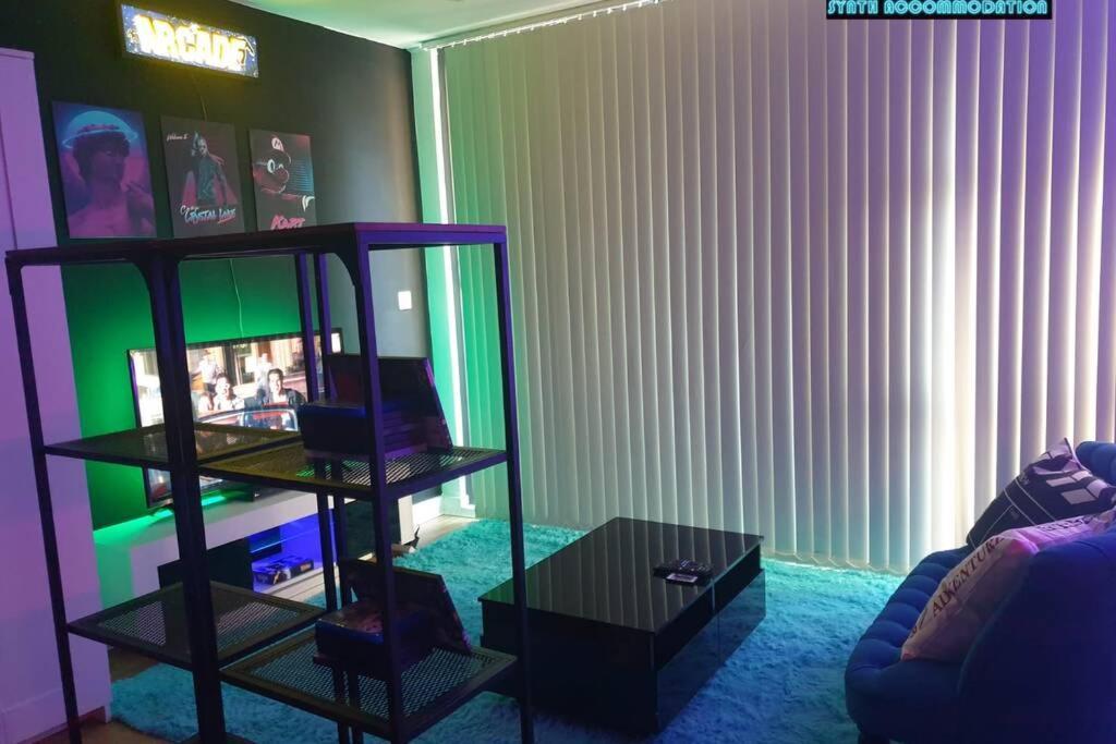 80S Retro 1Bed Studio Serviced Apartment Canary Wharf Perfect For Solo & Couple Travellers Лондон Екстериор снимка
